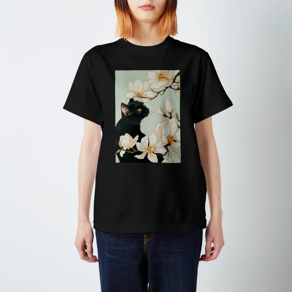 おちょぴの白木蓮と黒猫 Regular Fit T-Shirt