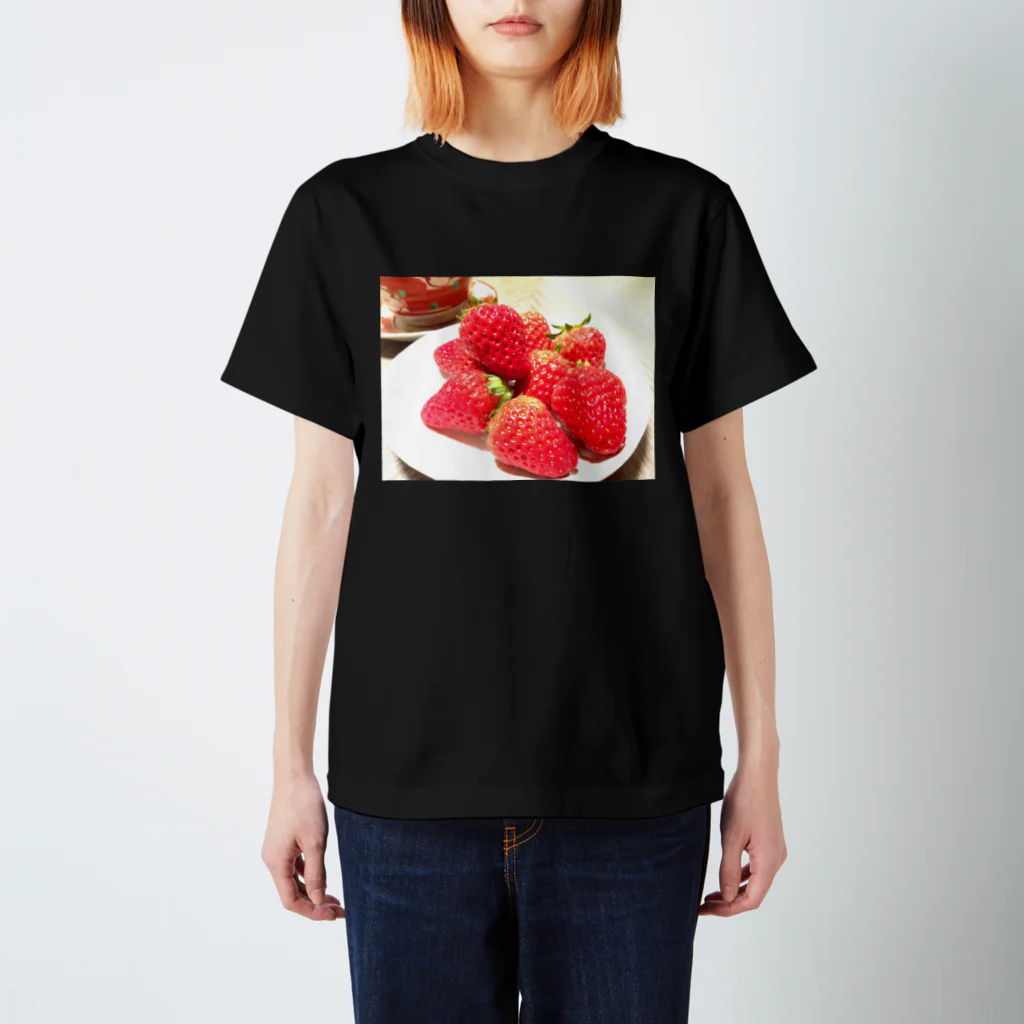 honey＊のいちごちゃん Regular Fit T-Shirt