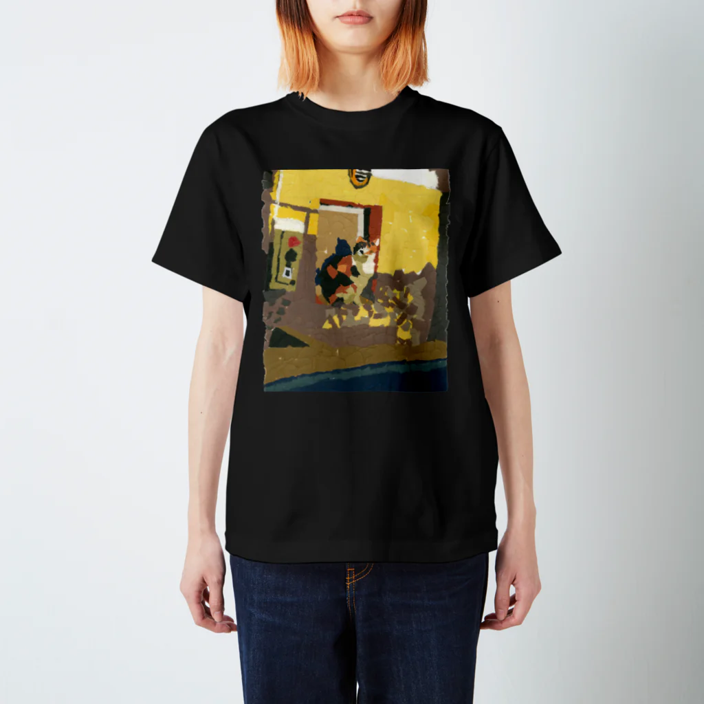 Yuhki | おばけのゆうき 公式オンラインショップ　【ちぎり絵・貼り絵のTシャツ・パーカー・スマホケース・バッグ・日用品・雑貨・文具・ドッグTシャツなど販売中】の地域猫の三毛猫みけちゃん(ちぎり絵) スタンダードTシャツ