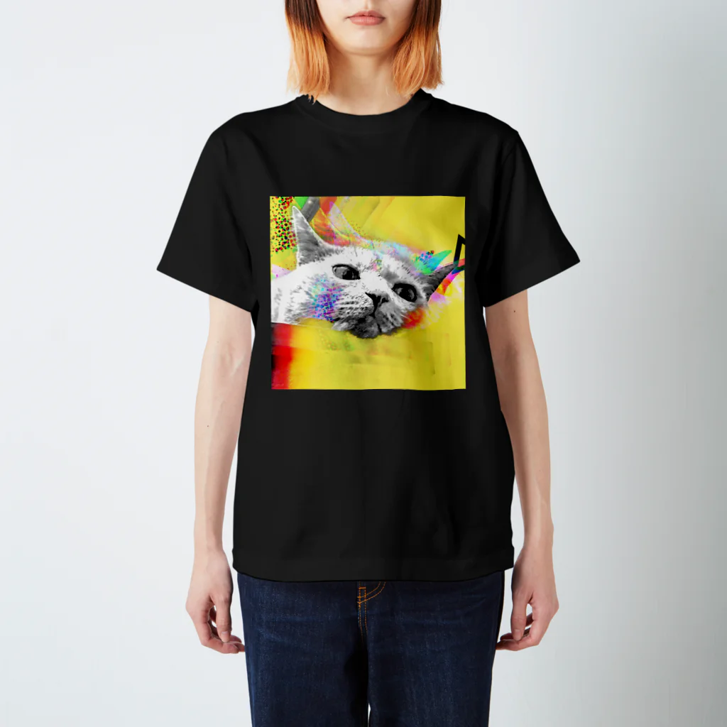 ねこのあしあとのふしぎなねこちゃん Regular Fit T-Shirt