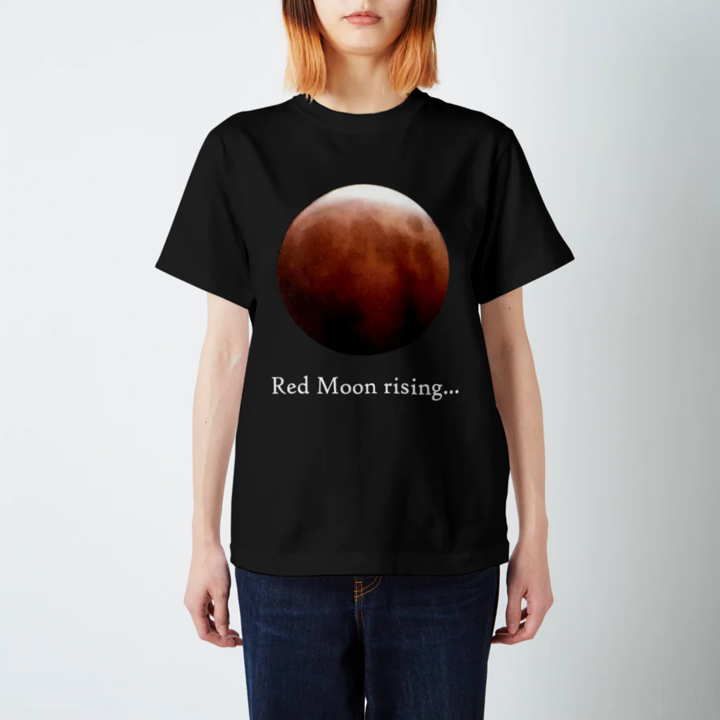 暗国の杜　SUZURI支店のRed Moon rising Ver.2 Regular Fit T-Shirt