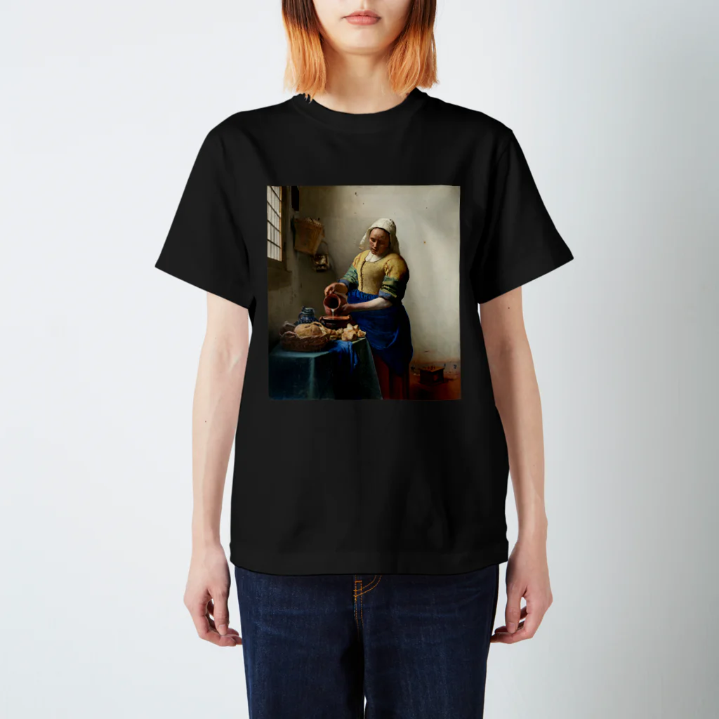 art-standard（アートスタンダード）のヨハネス フェルメール（Johannes Vermeer） / 牛乳を注ぐ女(The Milkmaid) 1660 Regular Fit T-Shirt