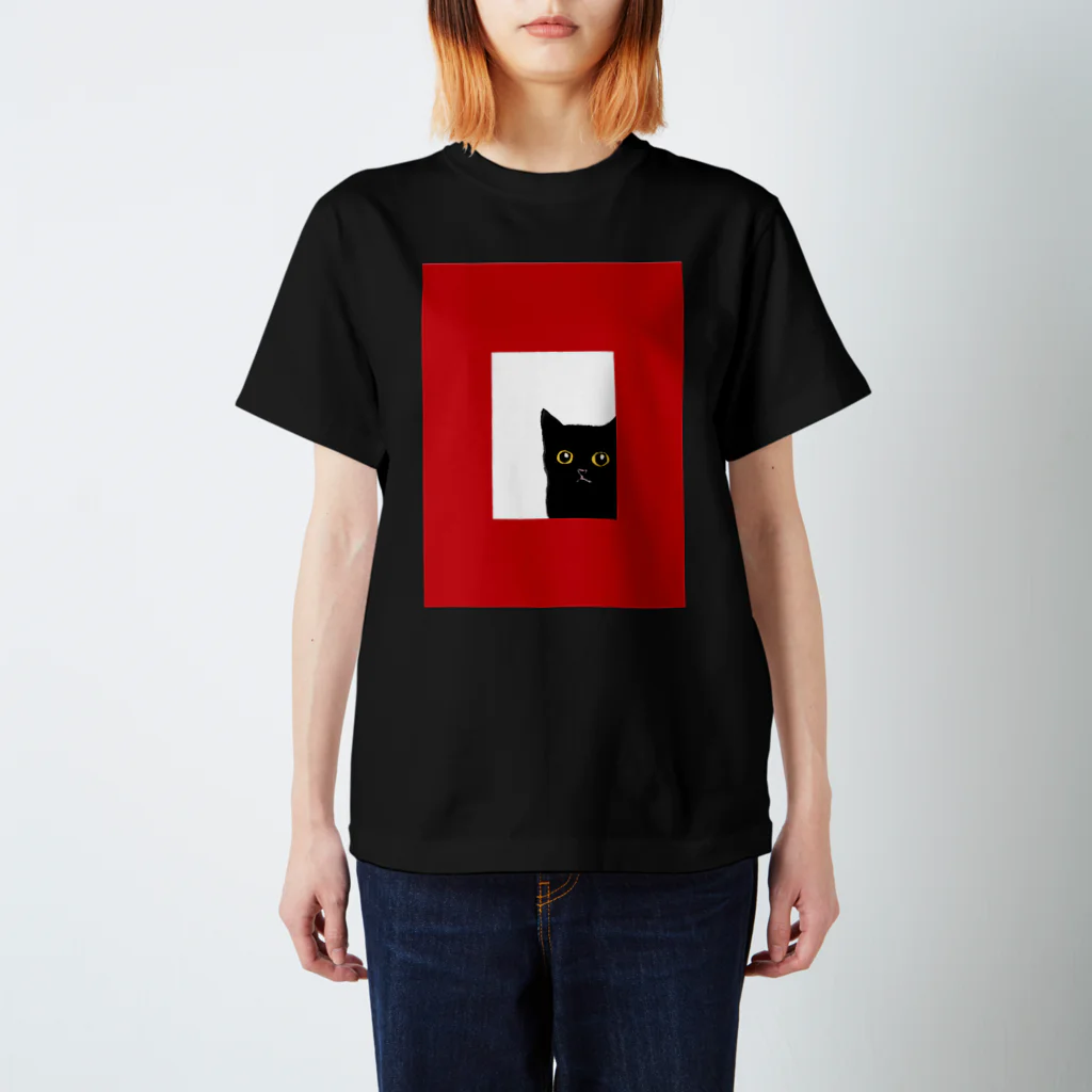 WAMI ARTの赤い窓と黒猫 Regular Fit T-Shirt