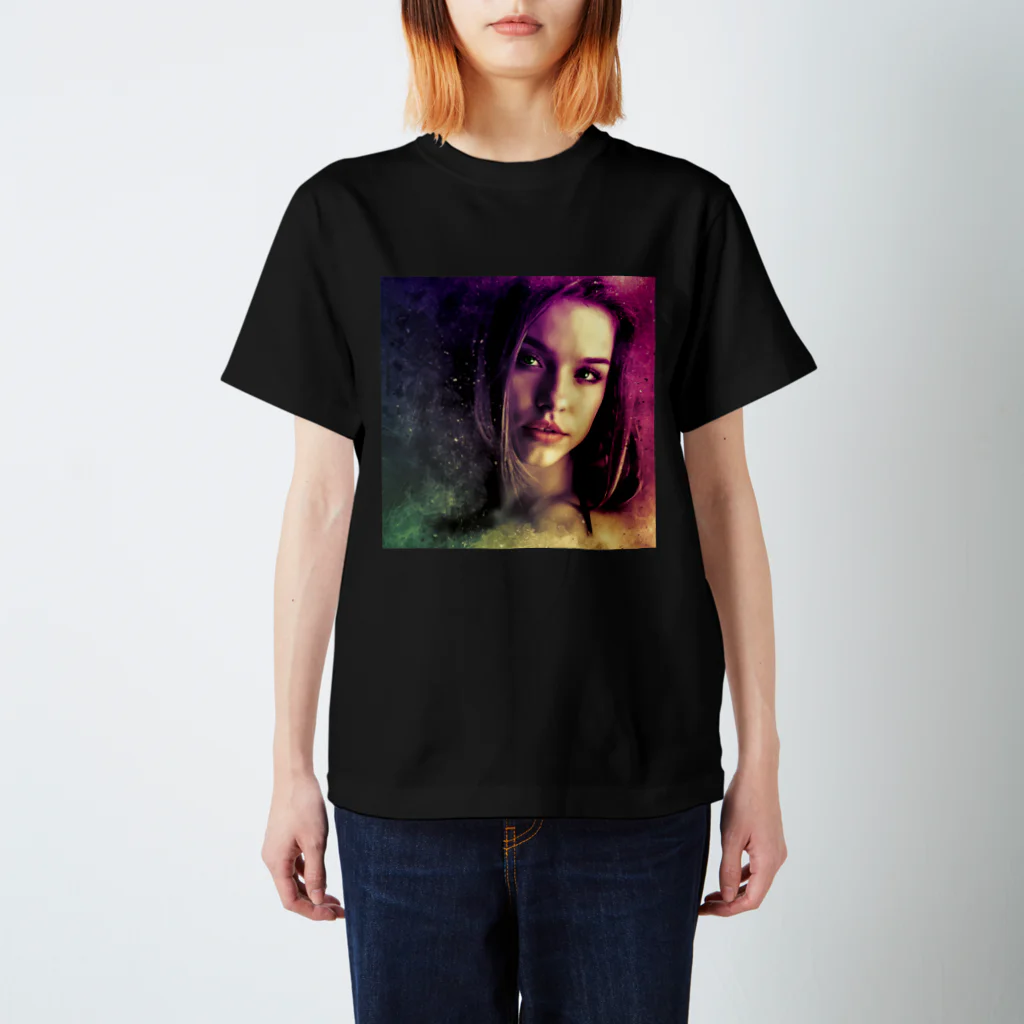 Fred HorstmanのBeautiful woman with purple hair and dark brown eyes  紫色の髪と濃い茶色の目を持つ美しい女性 スタンダードTシャツ