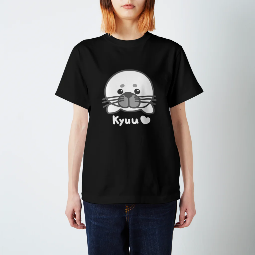 キュウちゃんのおみせやさんのkyuu（アザラシのキュウちゃん）【文字色ホワイト】（BIG） Regular Fit T-Shirt