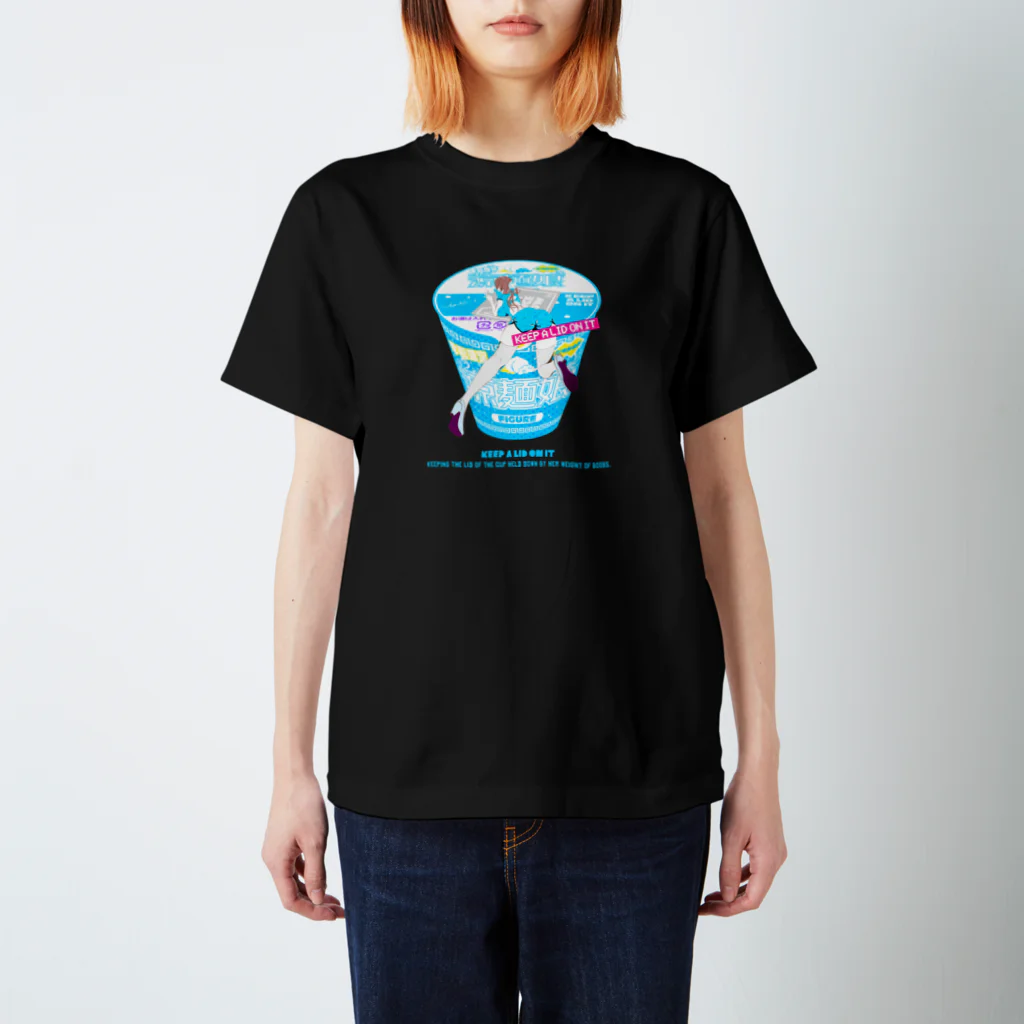 loveclonesの涼麺娘 フィギュアのせ カップ麺型 ガールアート Regular Fit T-Shirt