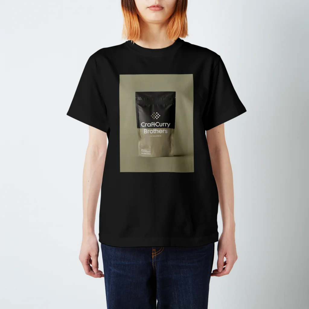 CRAFT CURRY BROTHERS 公式グッズのCCB BLACK T-shirt（背面QRあり） Regular Fit T-Shirt