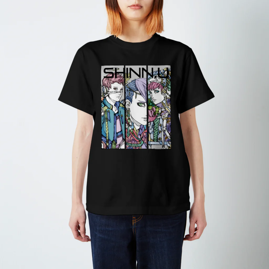 SHINN.U ONLINEのSANNIN（ロゴ白） スタンダードTシャツ