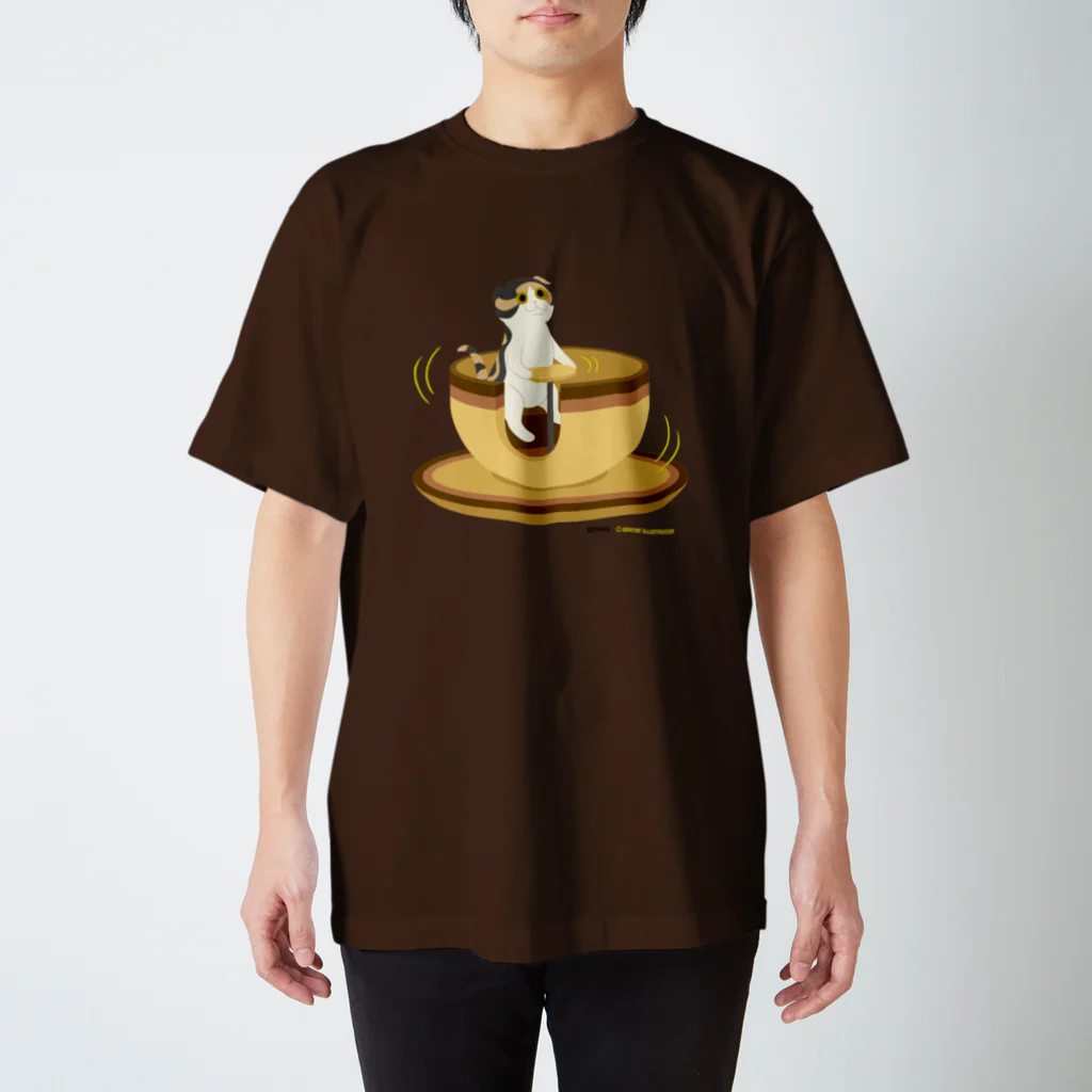 Quatre Illustrationのネコがのってみた♬ 01-4.コーヒーカップ Regular Fit T-Shirt
