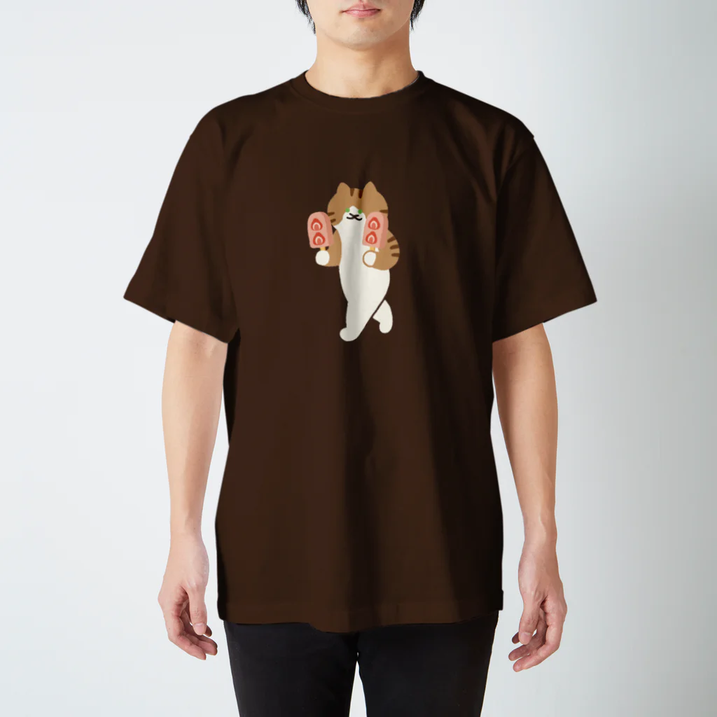 SUIMINグッズのお店の【大】いちごアイスをあざとく運ぶねこ Regular Fit T-Shirt