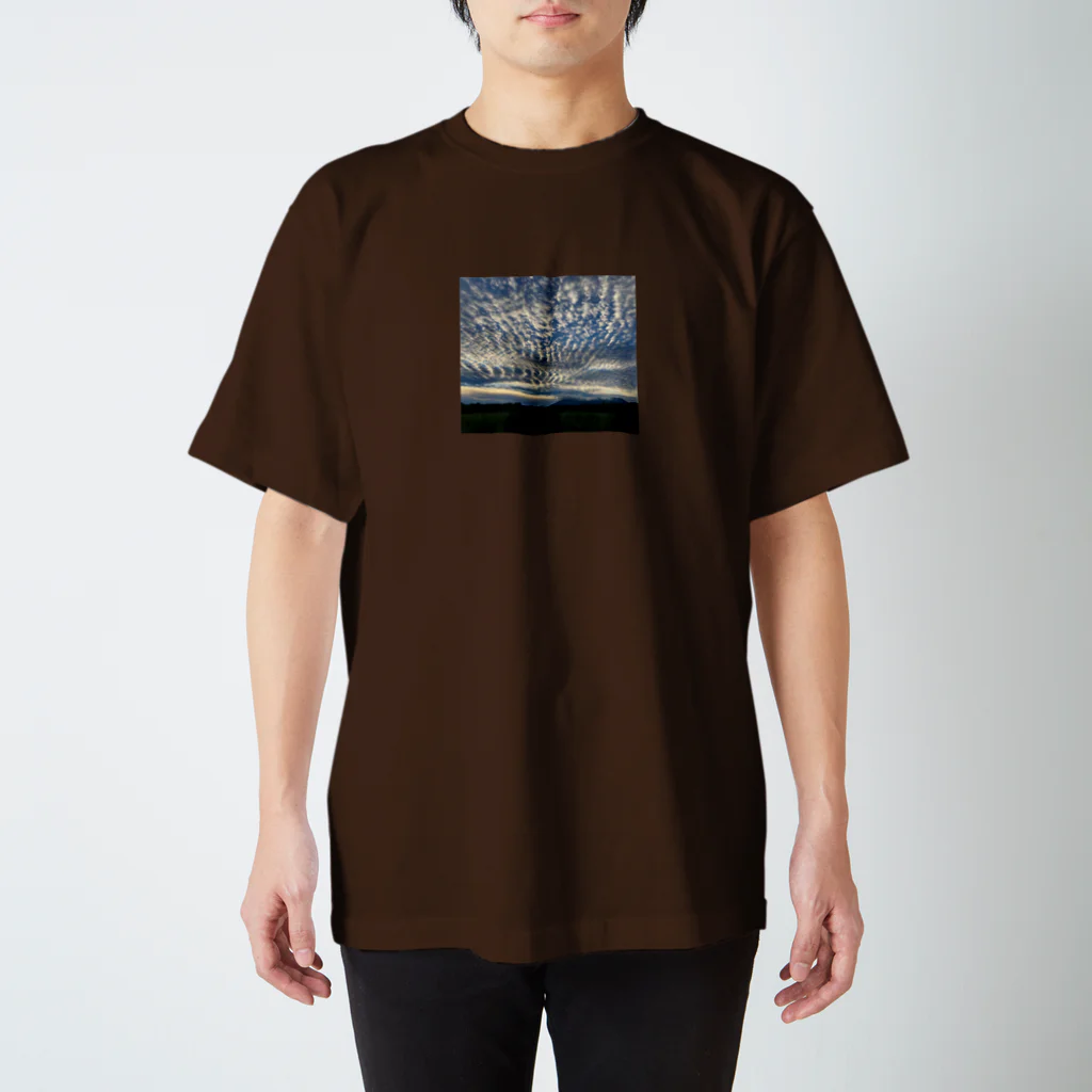 kawattiの画像店の雲に占領された青空 スタンダードTシャツ