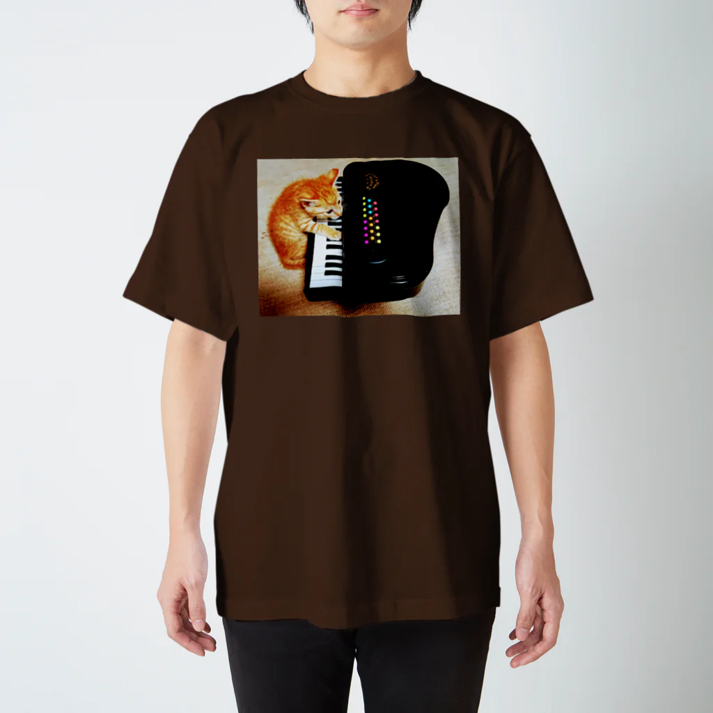 ラペルデラヒーバのピアノを弾く子猫 Regular Fit T-Shirt