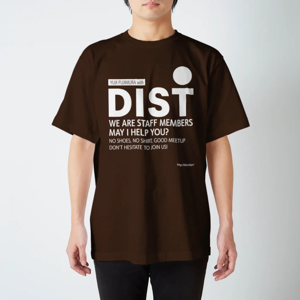 沖 良矢のDISTスタッフTシャツ（藤村 ver.） Regular Fit T-Shirt