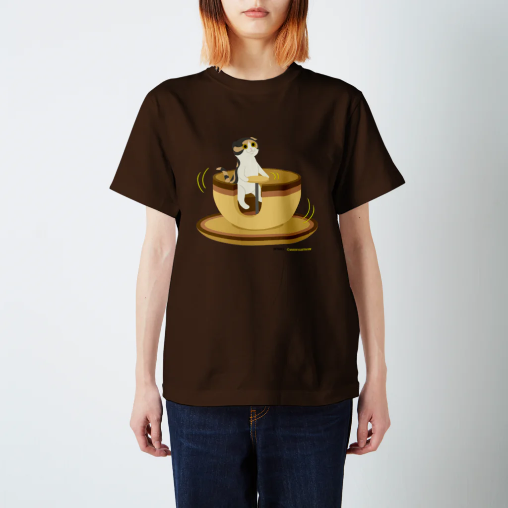 Quatre Illustrationのネコがのってみた♬ 01-4.コーヒーカップ Regular Fit T-Shirt