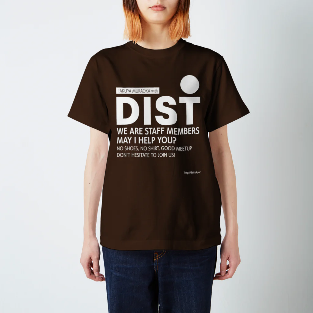 沖 良矢のDISTスタッフTシャツ（村岡 ver.） Regular Fit T-Shirt