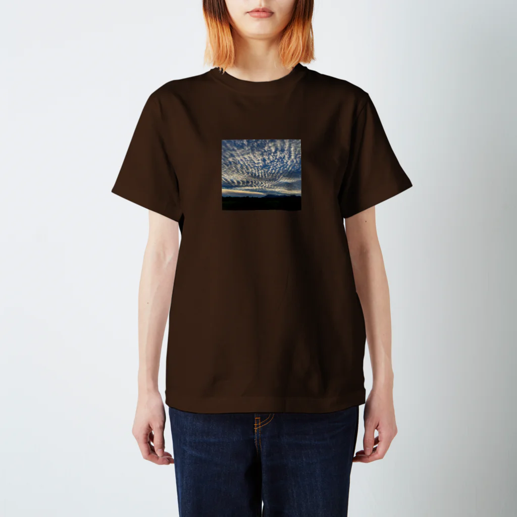 kawattiの画像店の雲に占領された青空 Regular Fit T-Shirt