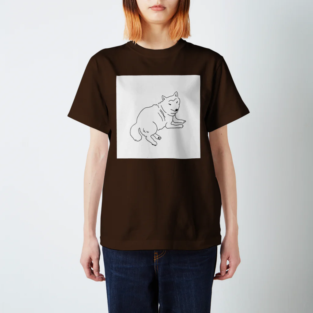 mnuのこっちをみている柴犬 Regular Fit T-Shirt