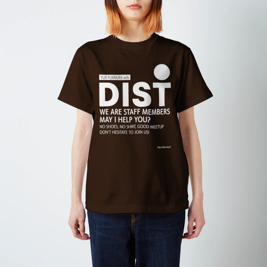 沖 良矢のDISTスタッフTシャツ（藤村 ver.） Regular Fit T-Shirt