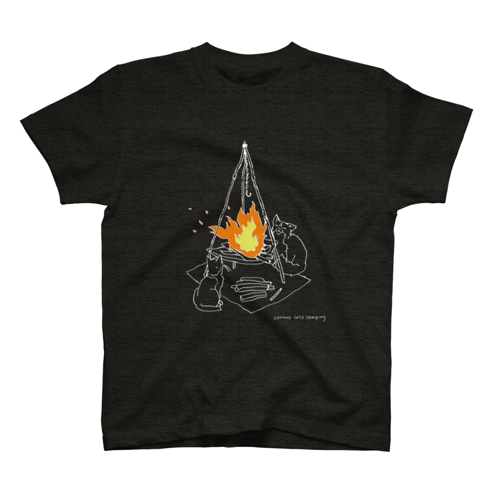 Curious Cats Campingの猫と焚き火 白線 スタンダードTシャツ