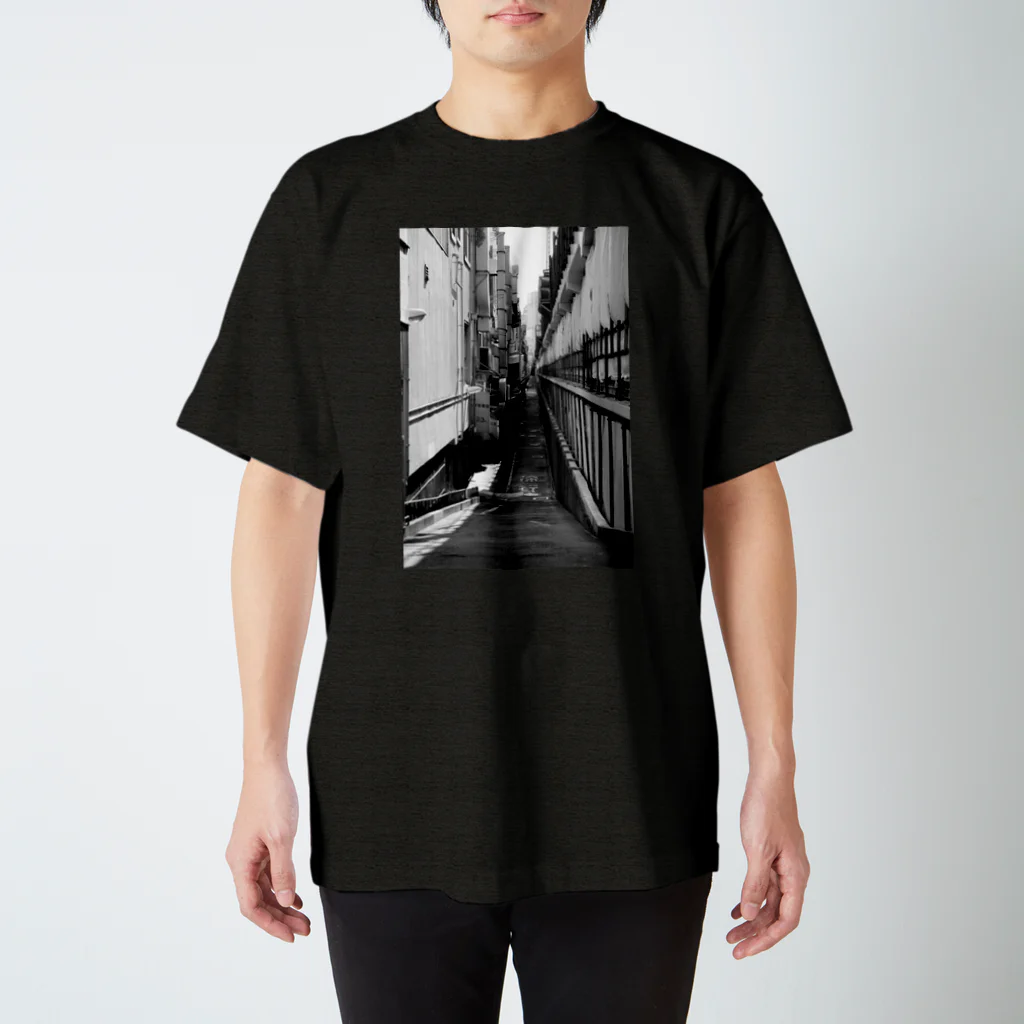 koshirokawabataの路地裏の先（モノクロ） Regular Fit T-Shirt