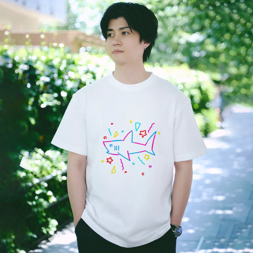 強いサメの強いサメ　ネオン風 Regular Fit T-Shirt