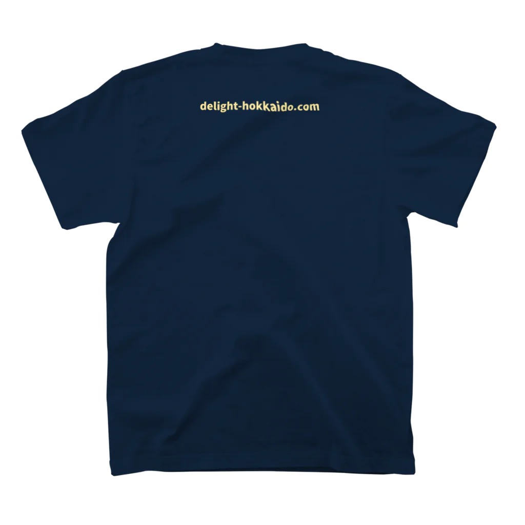 delight-hokkaido 公式ショップ 本店のdelight-hokkaido.comデザイン（アイボリー ロゴ） Regular Fit T-Shirtの裏面