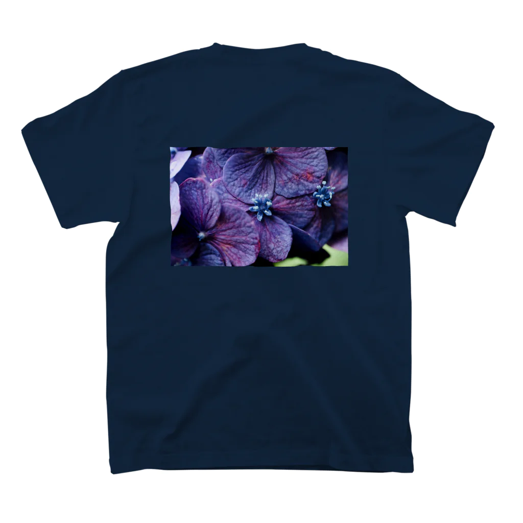 8l0の紫陽花　紫 Regular Fit T-Shirtの裏面