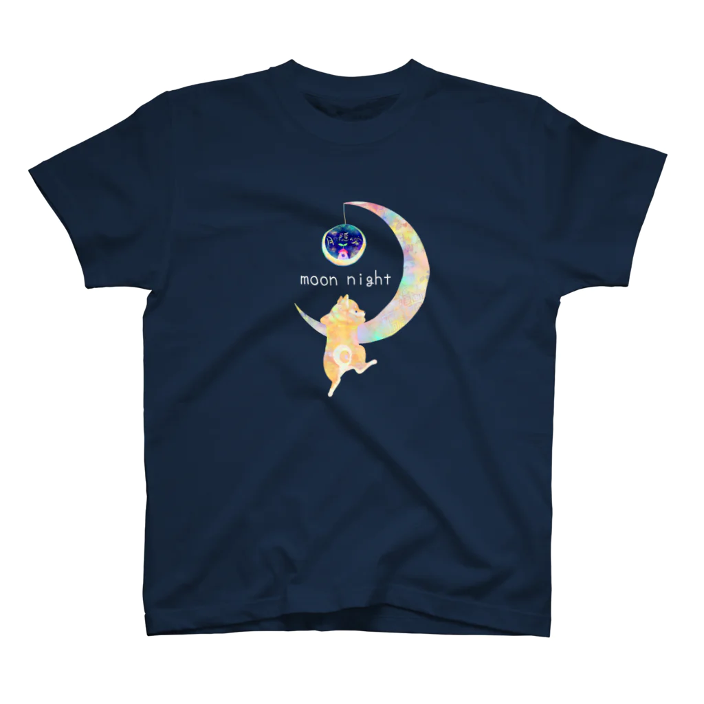 月の隠れ家の月に登る夢を見た柴犬さん Regular Fit T-Shirt
