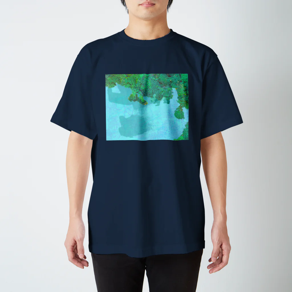 Rambutanの隠れパンダ Regular Fit T-Shirt