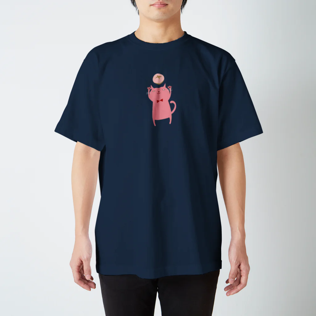 ハチネッコのピンク猫のバンザイ（白・パン） Regular Fit T-Shirt