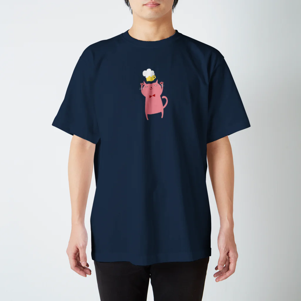 ハチネッコのピンク猫のバンザイ（白・ビール） Regular Fit T-Shirt