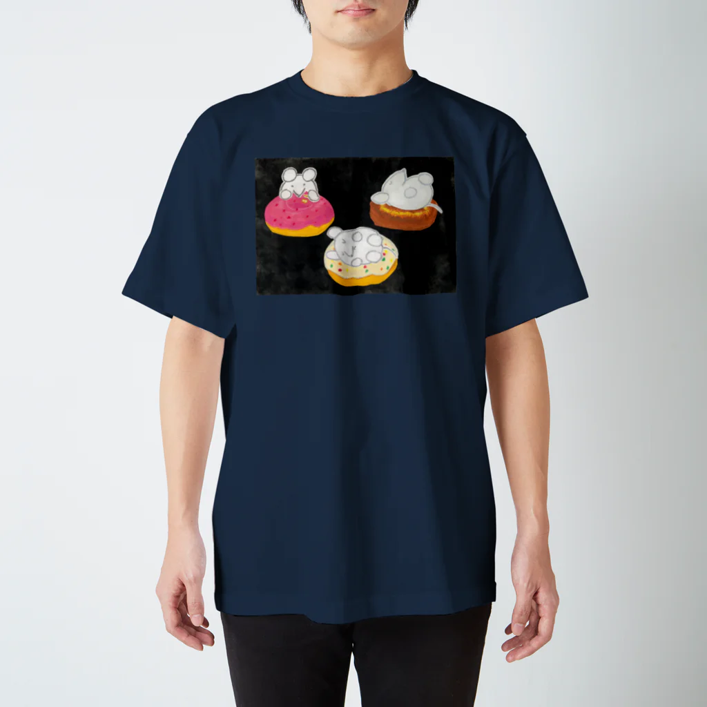 Yuhki | おばけのゆうき 公式オンラインショップ　【ちぎり絵・貼り絵のTシャツ・パーカー・スマホケース・バッグ・日用品・雑貨・文具・ドッグTシャツなど販売中】のベッドのドーナツを吟味するねずみくん スタンダードTシャツ