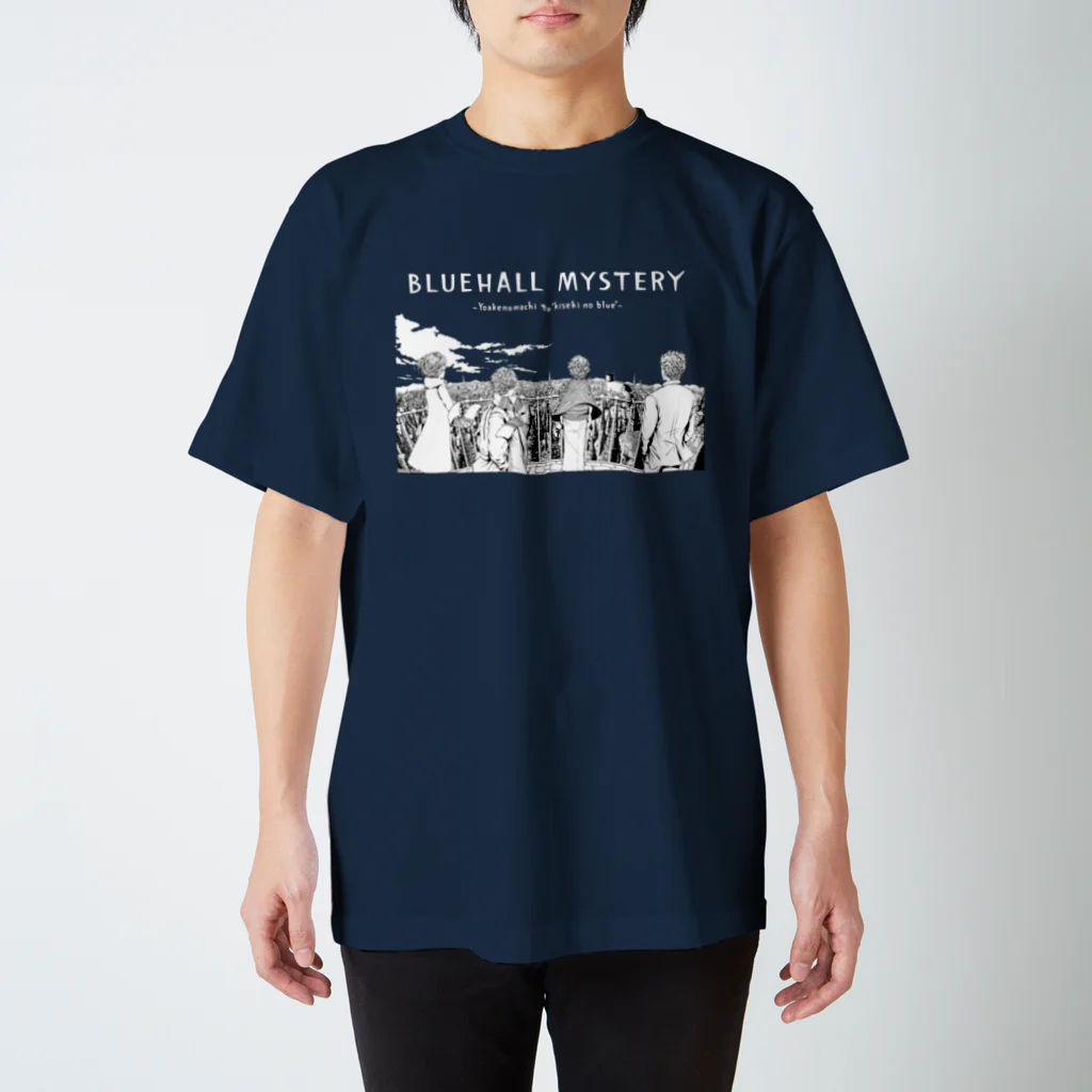 Bluehall Mystery Online Shopの黒地Tシャツ 夜明けのまちと奇跡のブルー（前面：英字 / 背面：カタカナ） スタンダードTシャツ