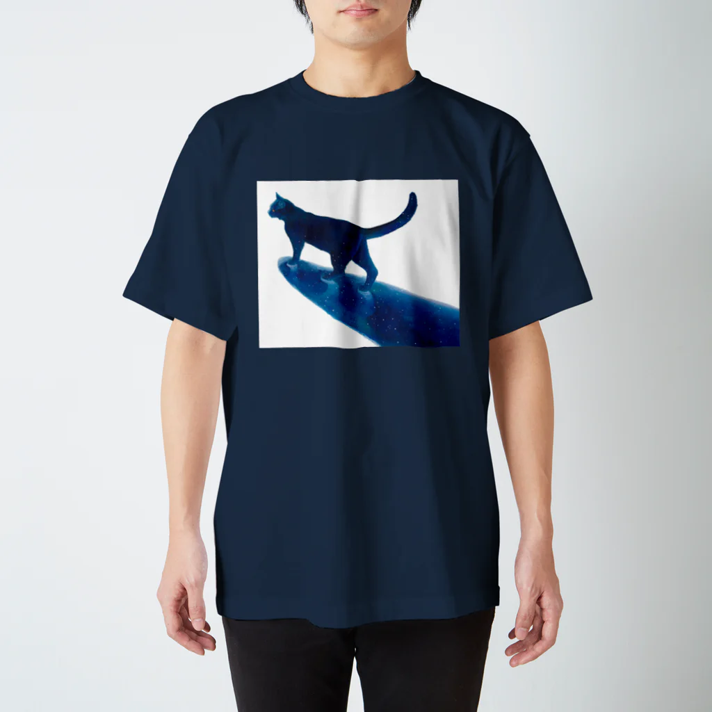 tama_shopの夜を連れて歩く猫 スタンダードTシャツ