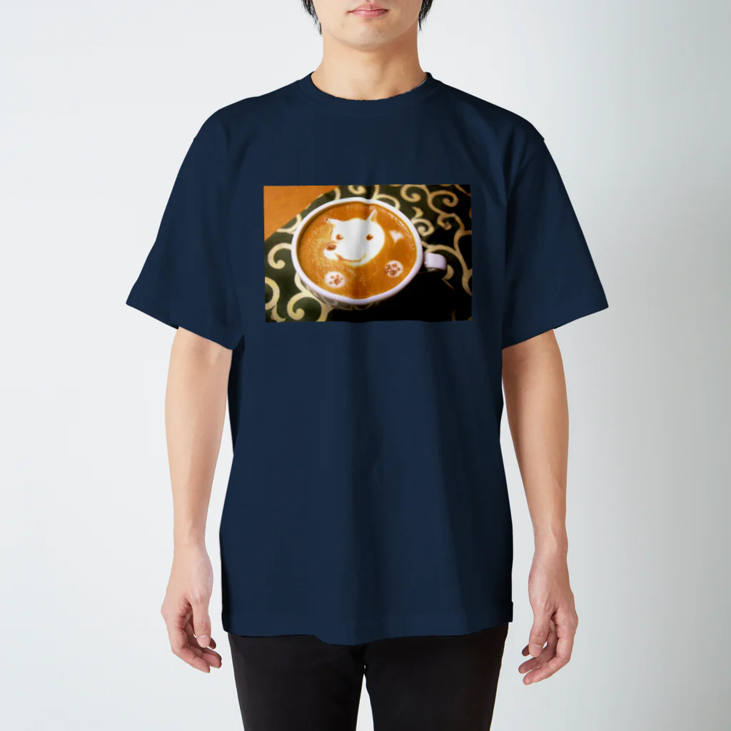 Prism coffee beanの【ラテアート】カフェラテと白犬 スタンダードTシャツ