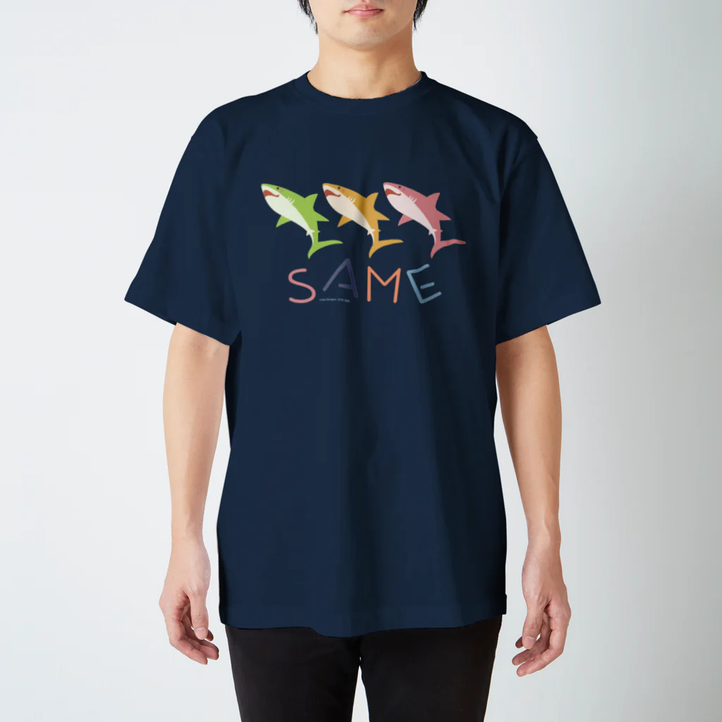 さかたようこ / サメ画家のはにかみSAME Regular Fit T-Shirt
