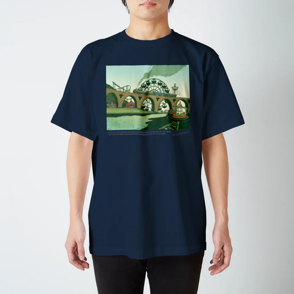 マキバドリの蒸気機関車と遊園地（ブルーグリーン） Regular Fit T-Shirt