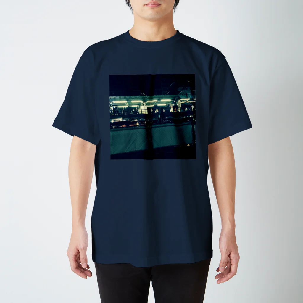 poteの夜の駅 スタンダードTシャツ