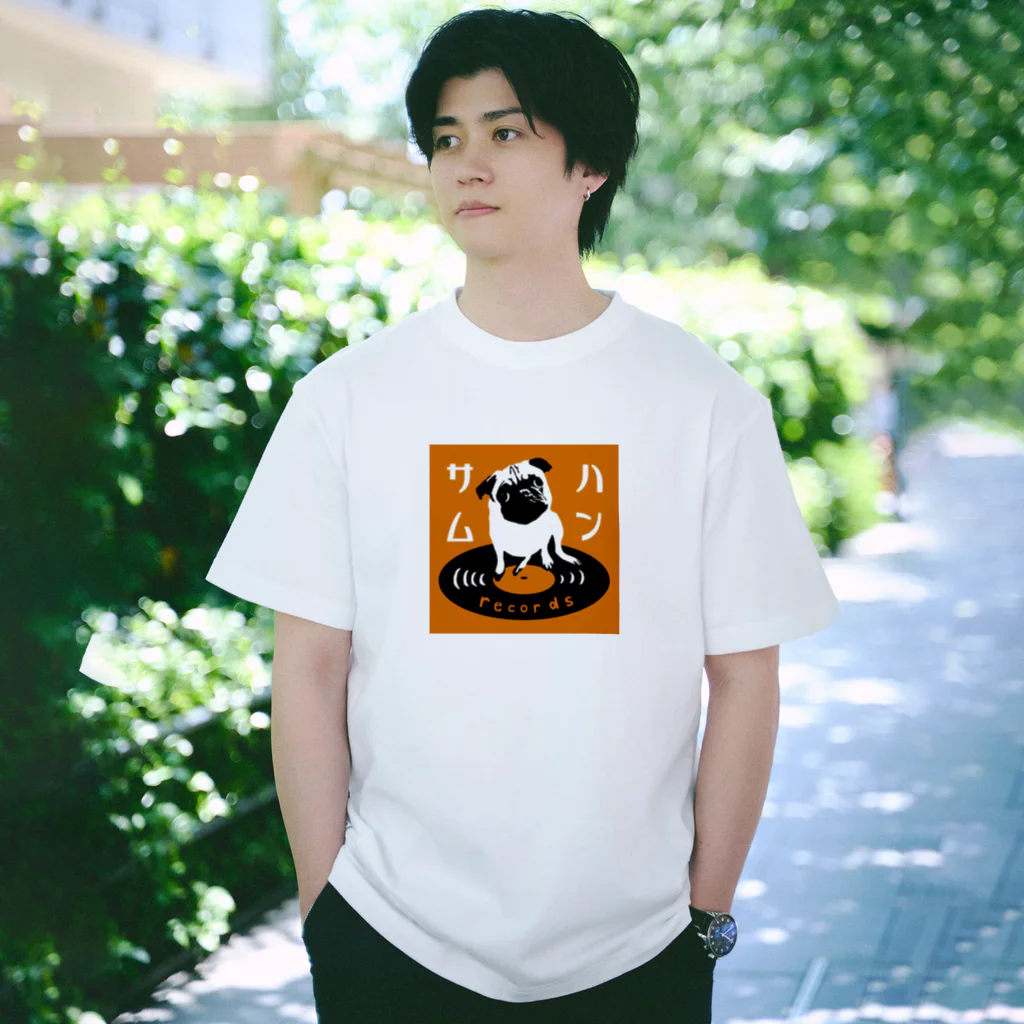 ハンサムレコーズ（湘南レコーズ）のハンサムレコードロゴ（黄色） Regular Fit T-Shirt