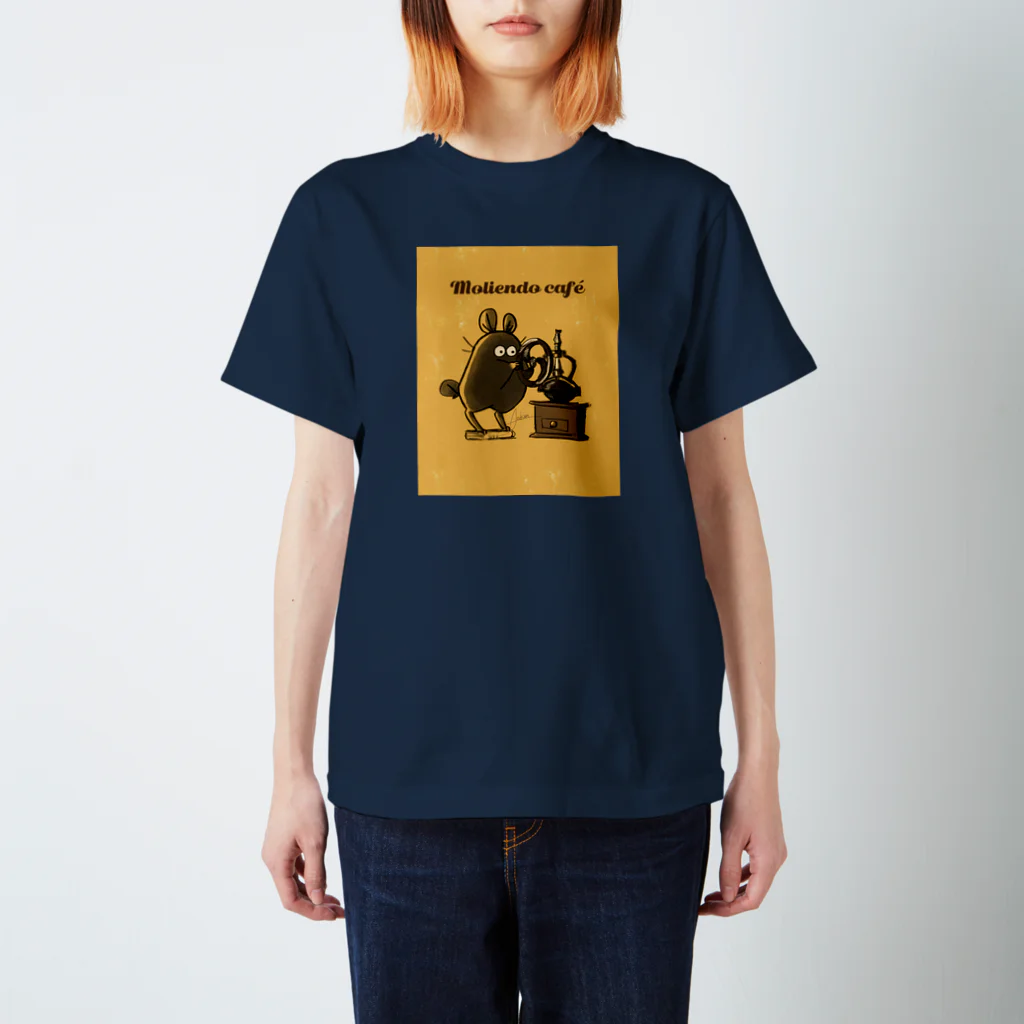 Líneas de aska “Askaの紙上絵”のMoliendo café(コーヒーを挽きながら) Regular Fit T-Shirt