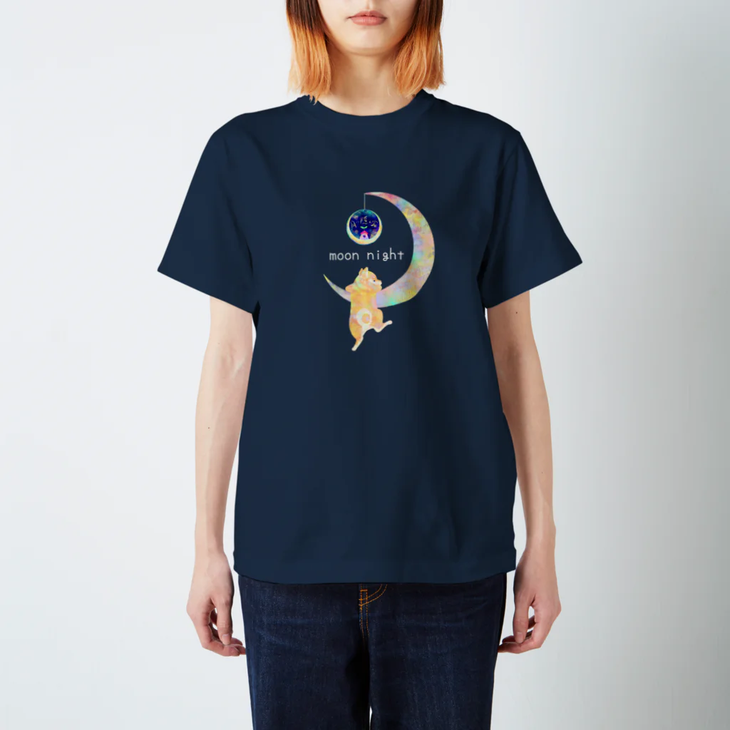 月の隠れ家の月に登る夢を見た柴犬さん Regular Fit T-Shirt