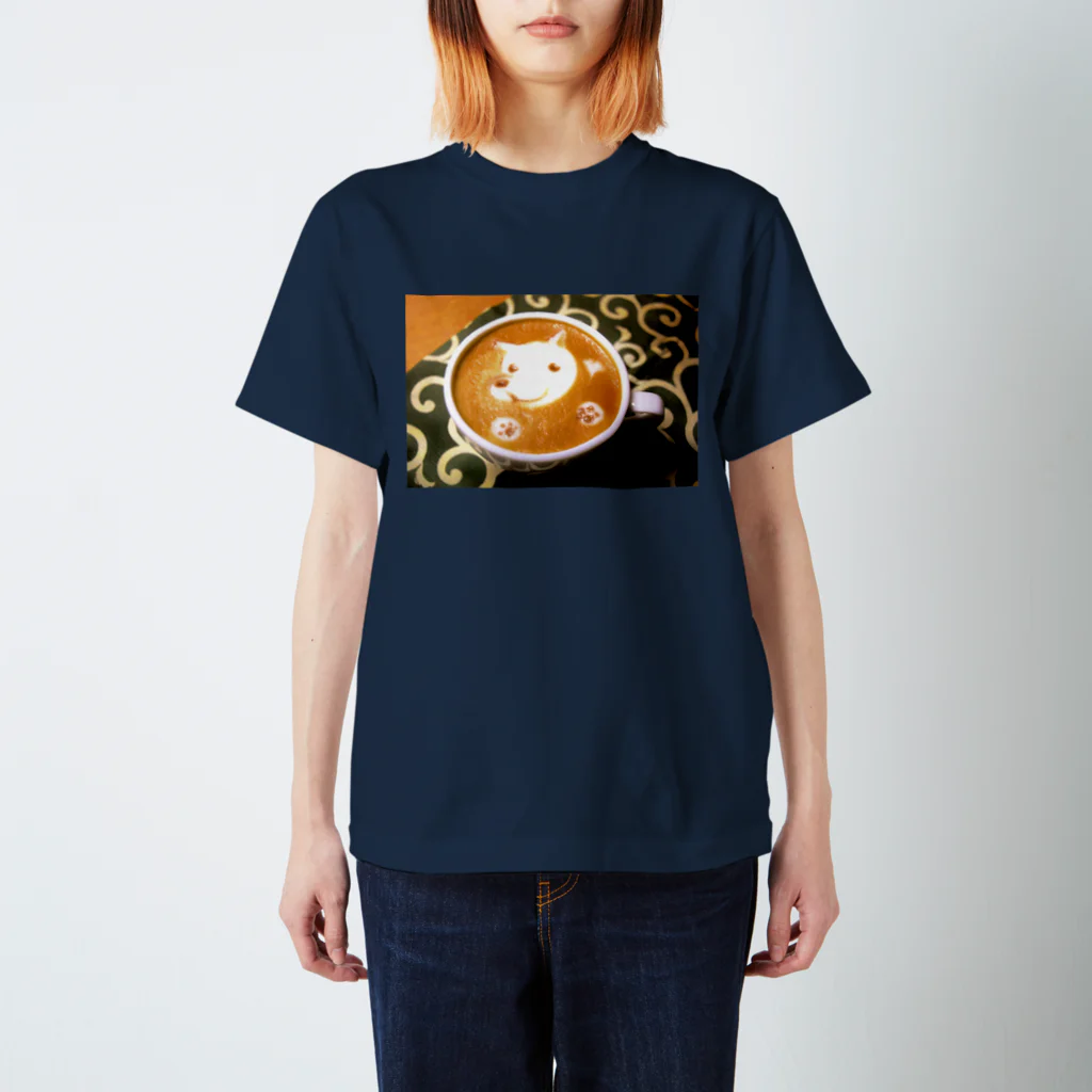 Prism coffee beanの【ラテアート】カフェラテと白犬 Regular Fit T-Shirt