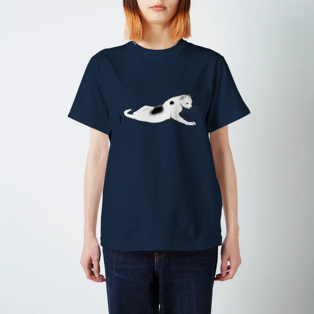 無真獣73号の横たわる猫の服  スタンダードTシャツ