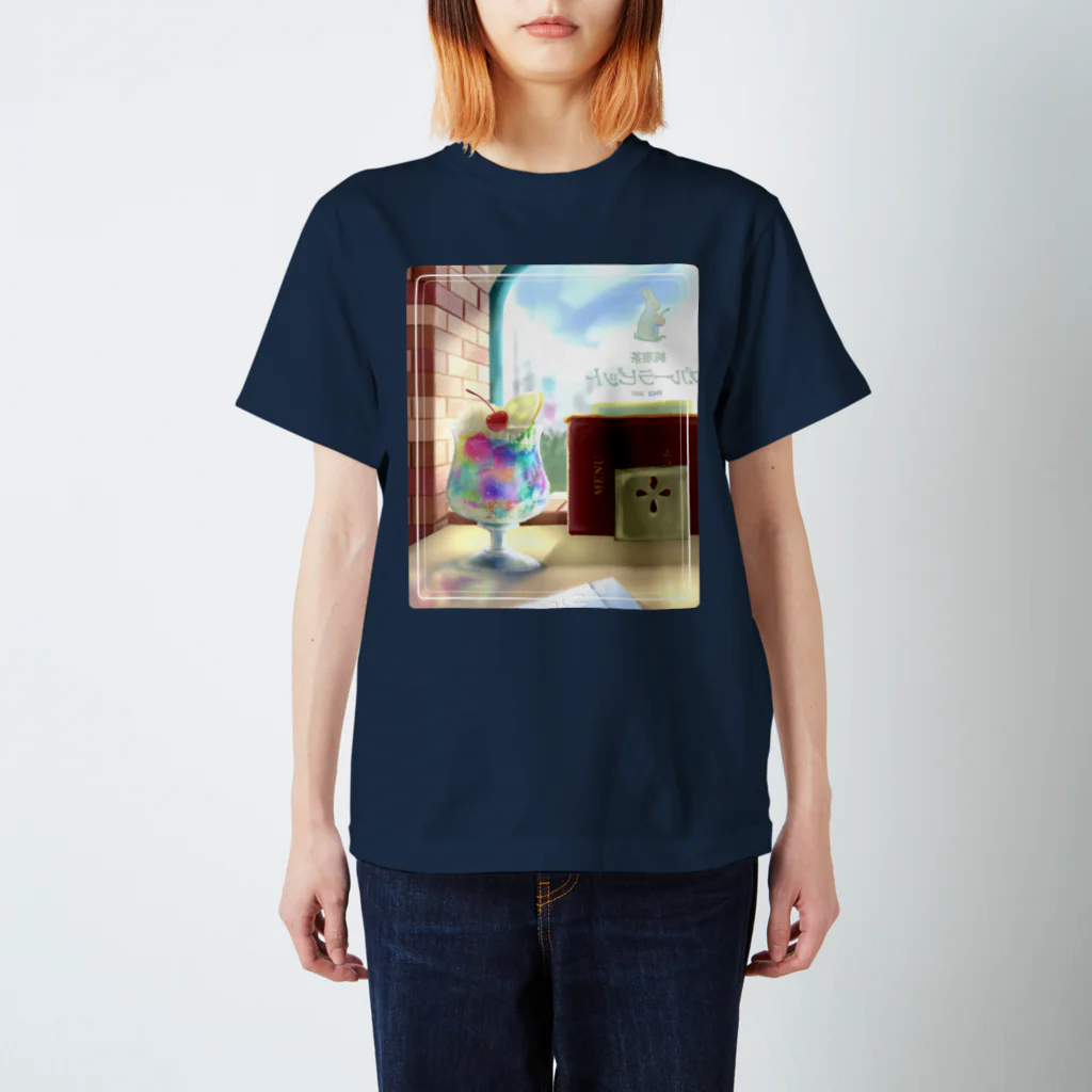 しんま みさんの純喫茶ブルーラビット　窓辺の風景 スタンダードTシャツ