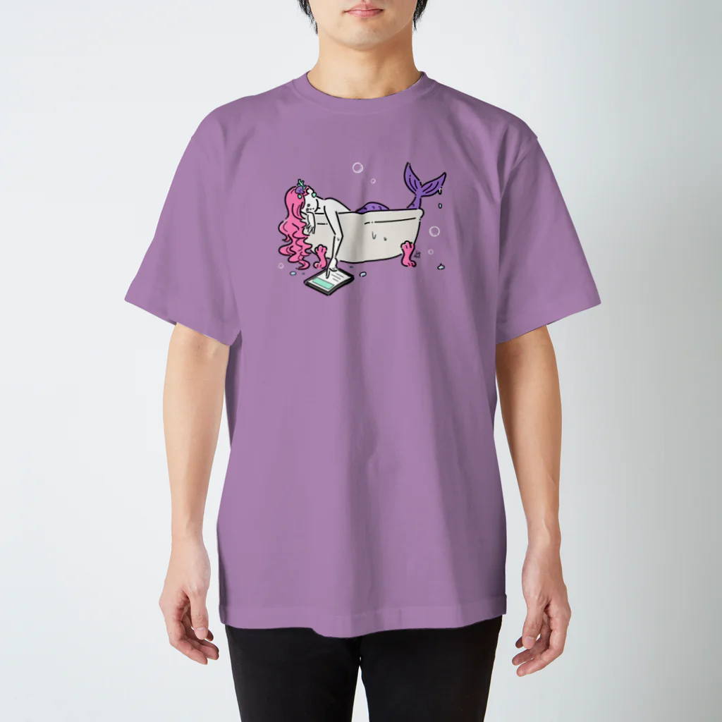 サトウノリコ*の浴室でタブレットを使う人魚【ピンク】 スタンダードTシャツ