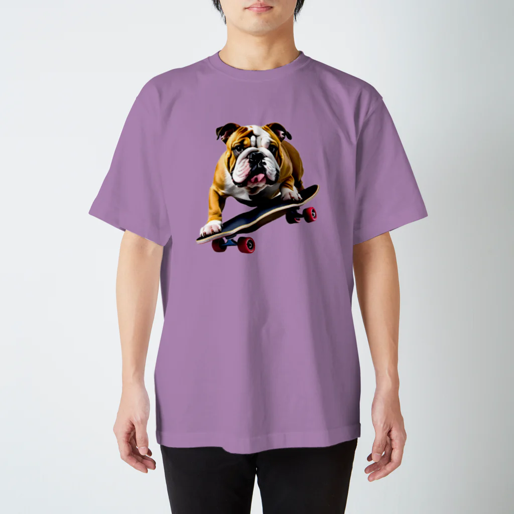 浪漫千代（ロマチョんの店）のEnglish bulldog riding a skateboard スタンダードTシャツ