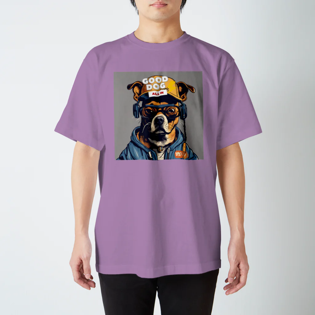 reon-5のちょっとストリート感のある犬のデザインです。 Regular Fit T-Shirt