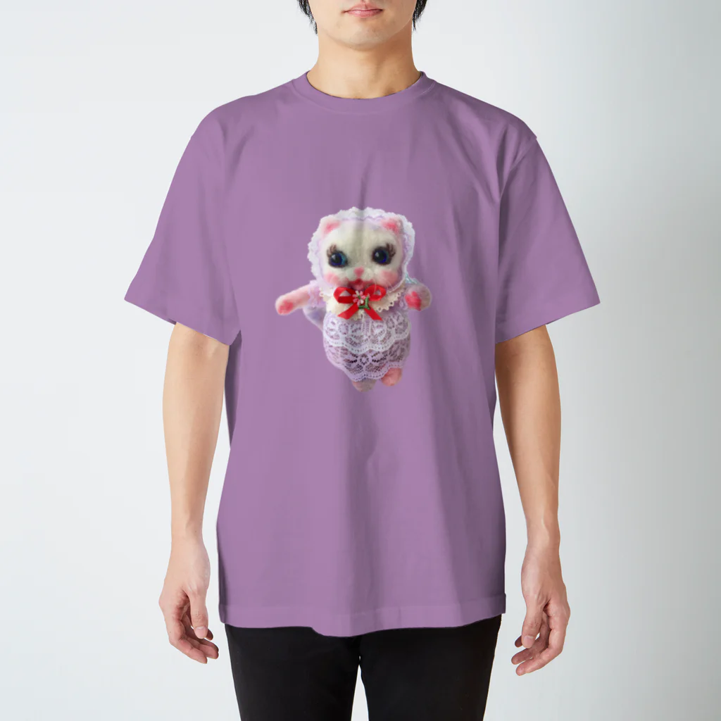 メルティカポエミュウの妖精猫ベリーの愛と幸せの魔法🍓💕(せなかに天使の羽) Regular Fit T-Shirt