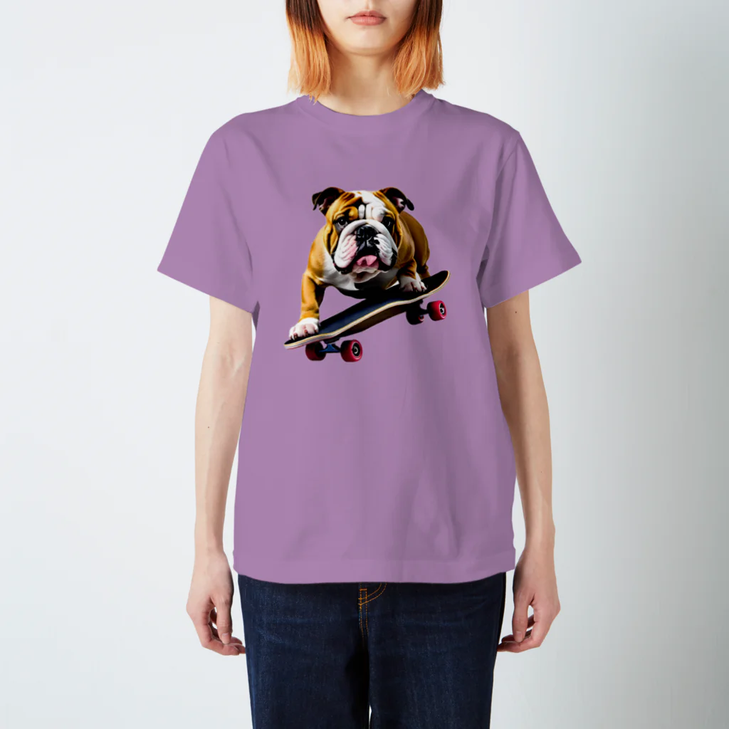 浪漫千代（ロマチョんの店）のEnglish bulldog riding a skateboard Regular Fit T-Shirt
