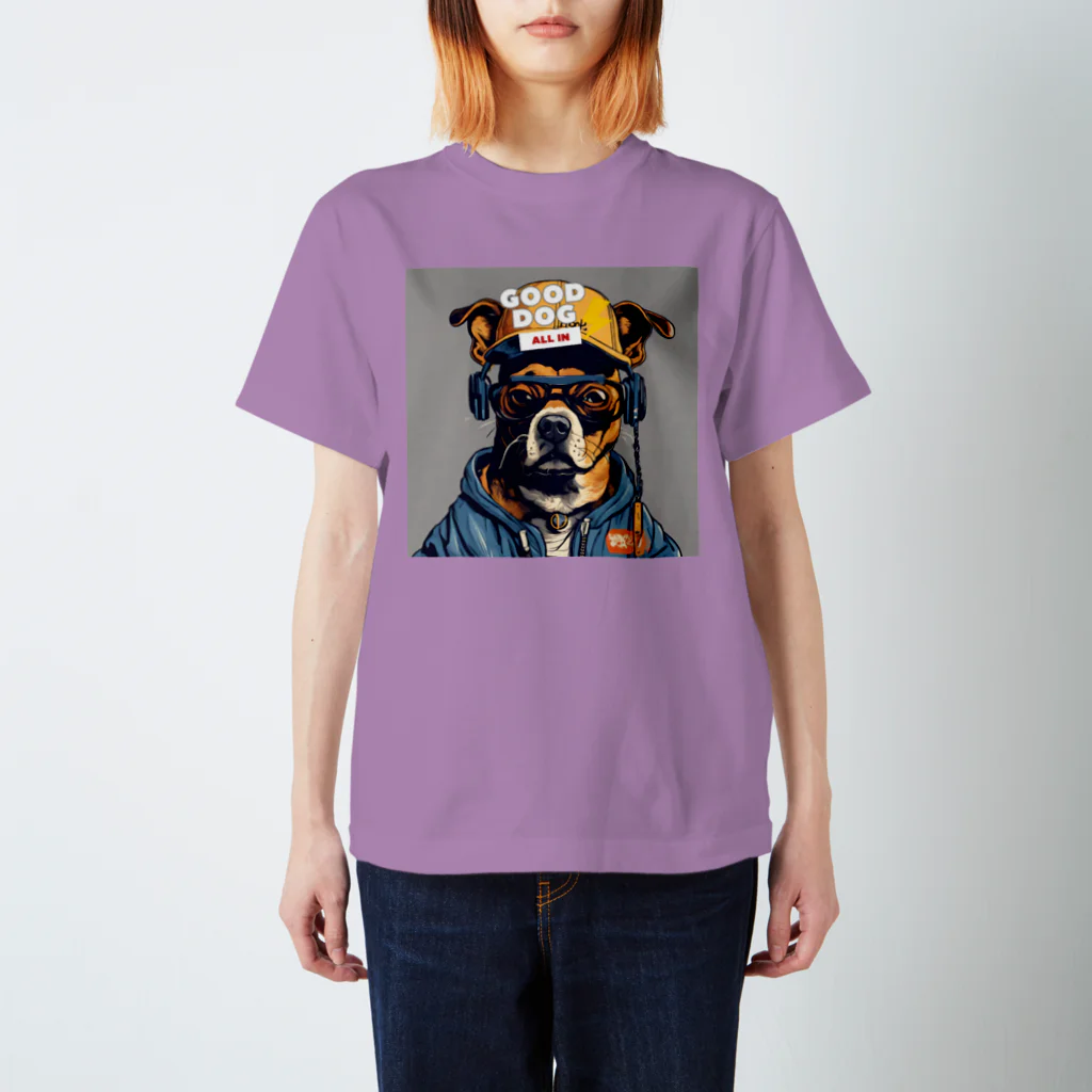 reon-5のちょっとストリート感のある犬のデザインです。 Regular Fit T-Shirt